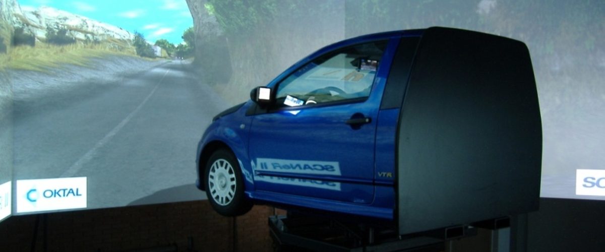 Il simulatore di guida VERA: una vera auto su piattaforma mobile davanti agli schermi che proiettano la strada