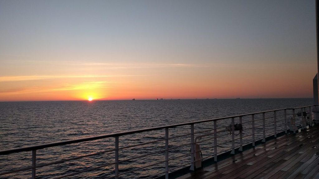Tramonto sul mare visto dal ponte di una nave
